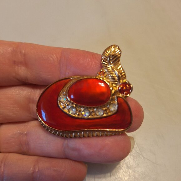 RED HAT SOCIETY GOLD TONE RED SPARKLE ENAMEL RHINESTONE BROOCH/PIN - Picture 1 of 2